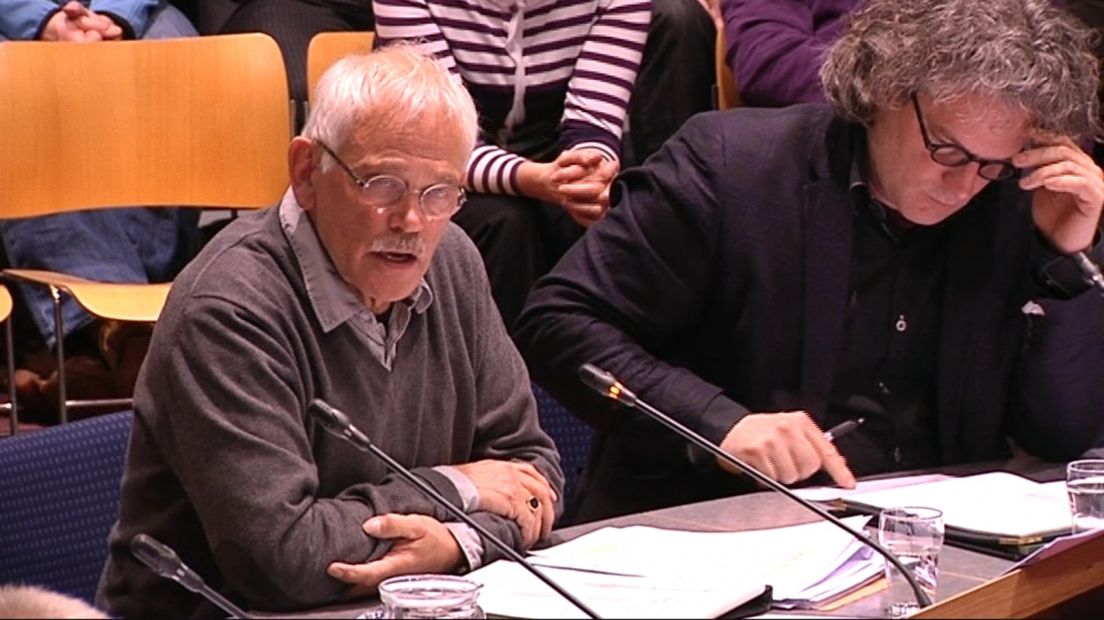 De wethouders Harm Evert Waalkens (l) en Herwil van Gelder (r)
