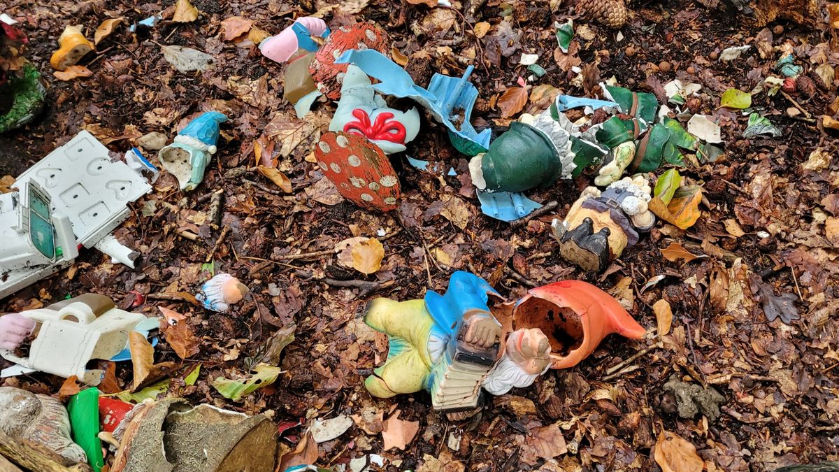 Kabouterbos verandert in ravage: tientallen kabouters kapotgemaakt