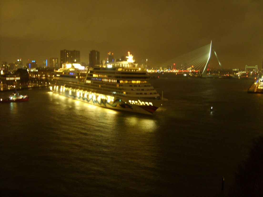 Een van de cruiseschepen aangemeerd in Rotterdam.