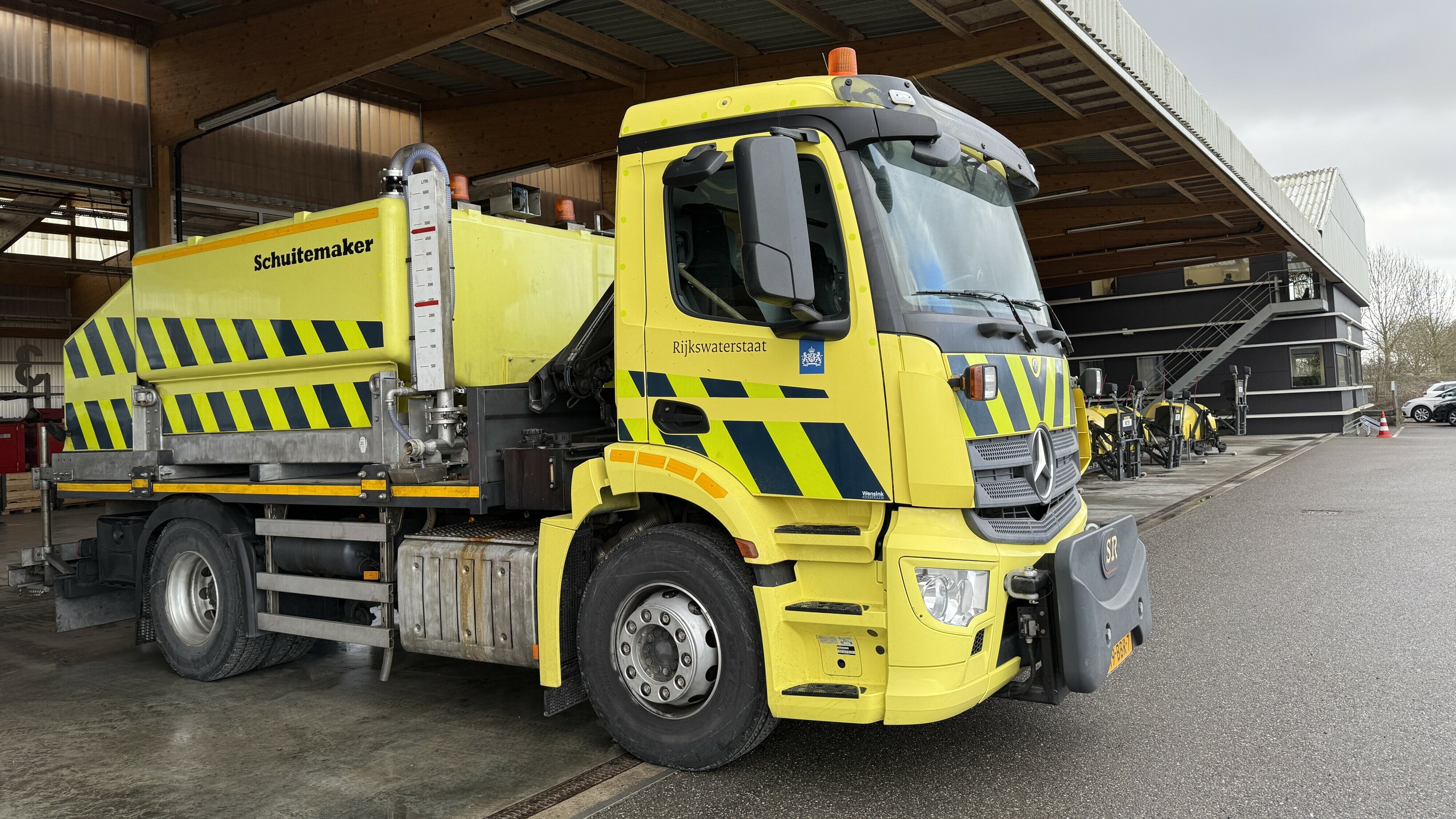 Het 'beest' van Rijkswaterstaat maakt de wegen in Drenthe vrij van ijs en sneeuw