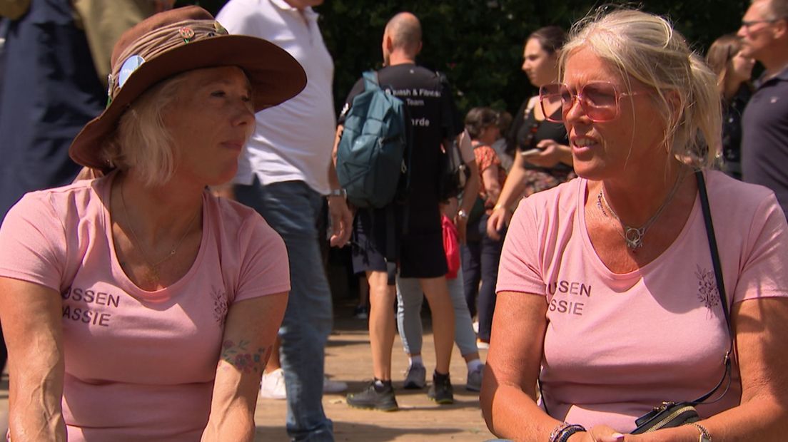 Saskia en Katja doen hun verhaal bij Harm Edens.