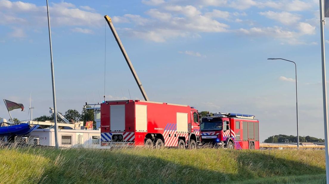 Brandweer bij de scheepsbrand in Farmsum