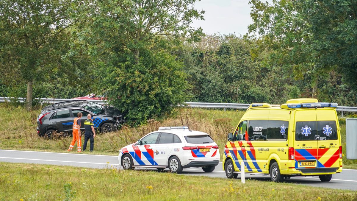 Taxichauffeur vliegt uit de bocht op afrit A32
