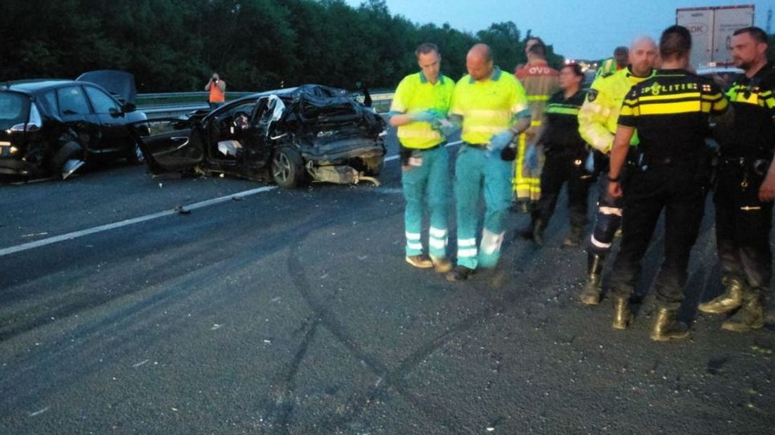 Bij een ongeluk op de A1 van Apeldoorn naar Hengelo zijn woensdagavond vier gewonden gevallen. Dat meldt de politie. Na de botsing lagen her en der brokstukken op de weg. De weg was tot na middernacht dicht en verkeer werd omgeleid.