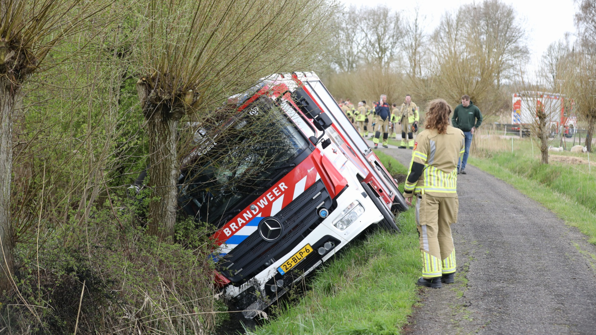 Brandweerwagen belandt in de sloot