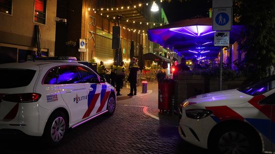 Fietser ernstig gewond na aanrijding met auto in Zwolle. Fietser ernstig gewond na aanrijding met auto in Zwolle.