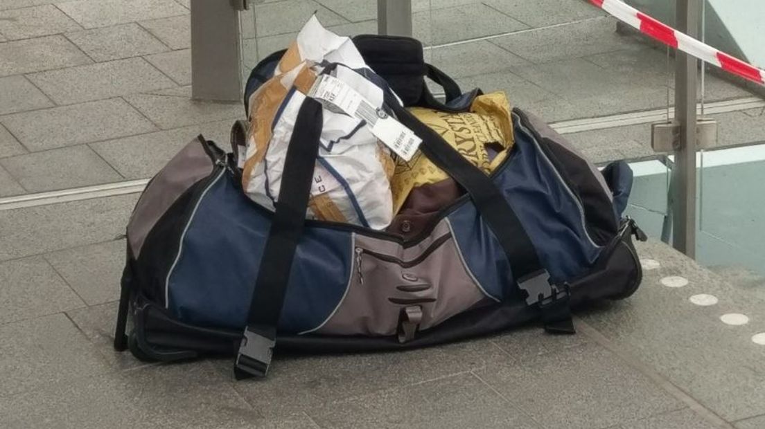 Het station Arnhem Centraal is dinsdagmiddag deels ontruimd geweest nadat er een verdachte tas was gevonden. Het perron bij de sporen 8 en 9 werd afgesloten.