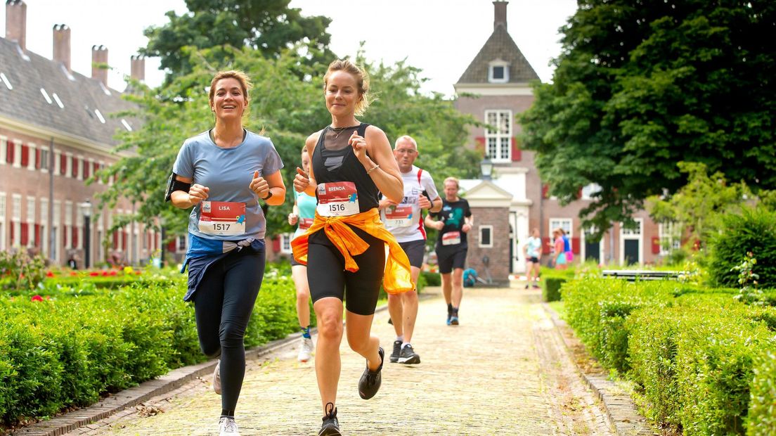 Ren door Amare en campus Universiteit Leiden tijdens Urban Trail