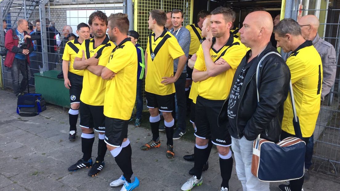 De spelers staan klaar bij de spelerstunnel.