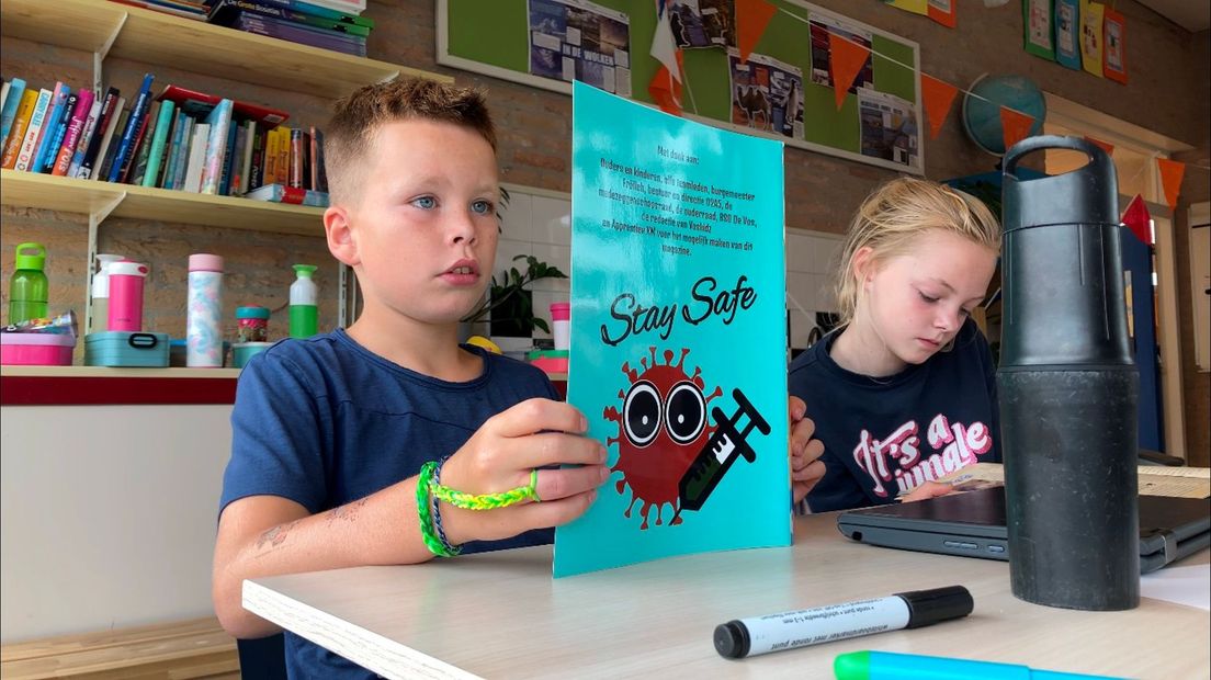 Aandachtig leest groep 6 alle verhalen uit de corona-verhalenbundel