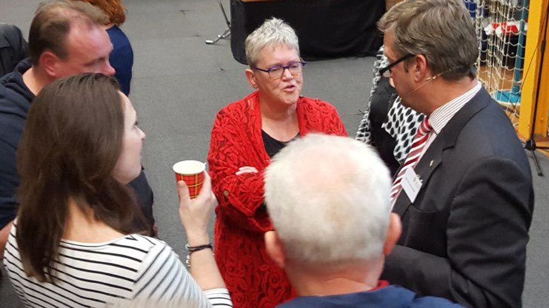 Voorzitter Trijntje Zwart van Sociaal Oosterhessselen in discussie met burgemeester Bert Bouwmeester
(Rechten: RTV Drenthe/Steven Stegen)