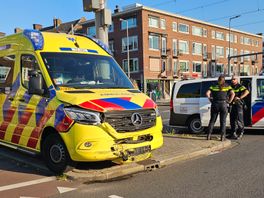 De ambulance kwam op de kruising Dorpsweg - Wolphaertsbocht in botsing met een auto