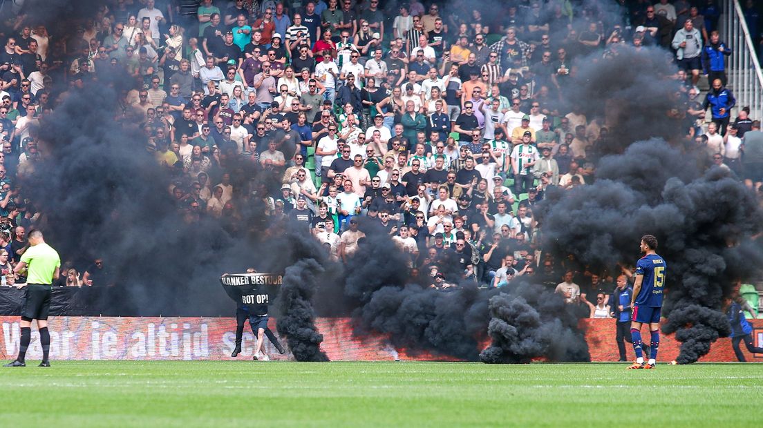 Rookbommen op het veld tijdens FC Groningen-Ajax