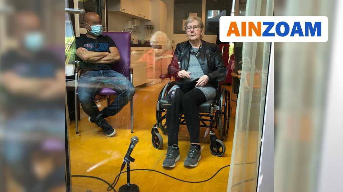 Moeder van Karin tijdens het partytentgesprek