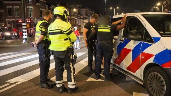 Feestende voetbalfan op scooter blijft toeteren: politie vindt twee messen en geen rijbewijs