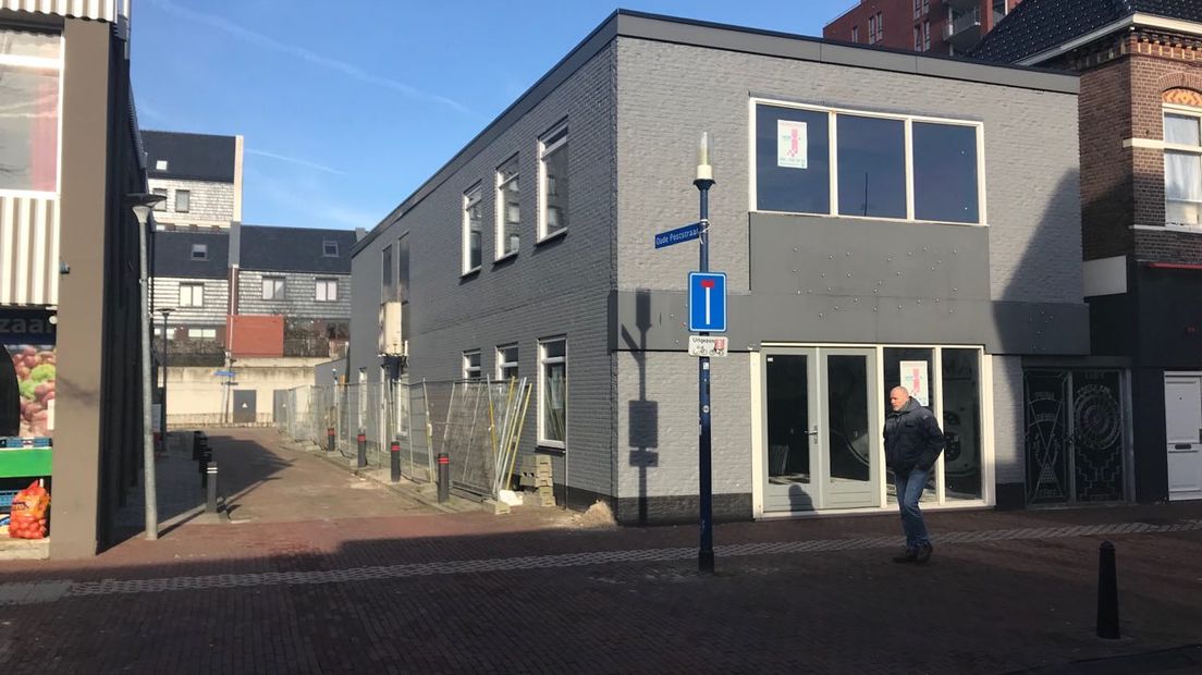 In de Rolderstraat komen woningen op de plek van dit oude cafépand (Rechten: Hjalmar Guit / RTV Drenthe)