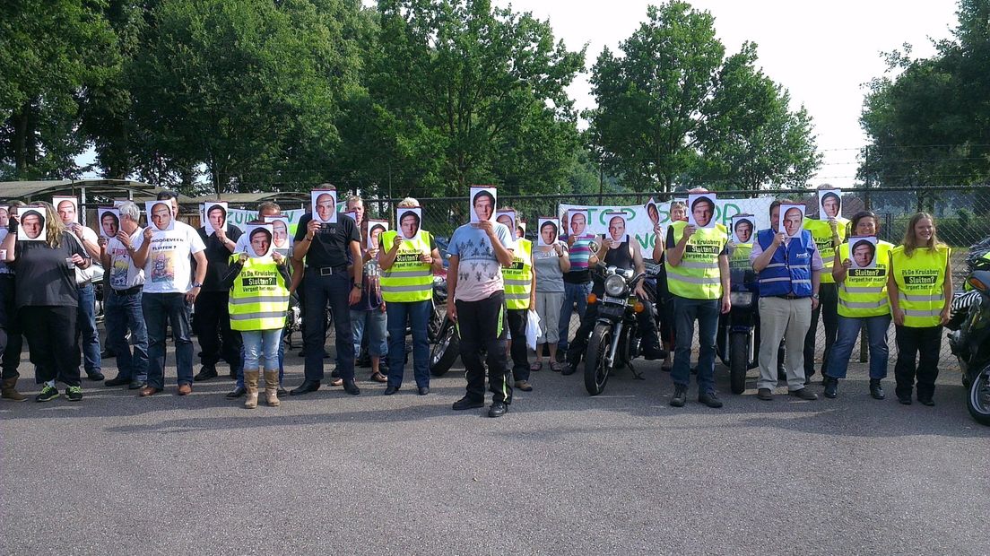 Zo'n 50 medewerkers van onder meer penitentiaire inrichtingen De Kruisberg in Doetinchem en De Koepel in Arnhem maken zaterdag uit protest een motorrit.