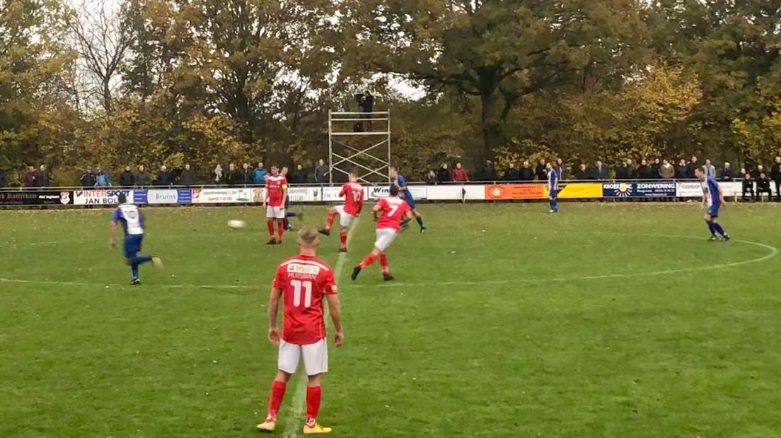 Elim trapt af tegen Noordscheschut (Rechten: RTV Drenthe)