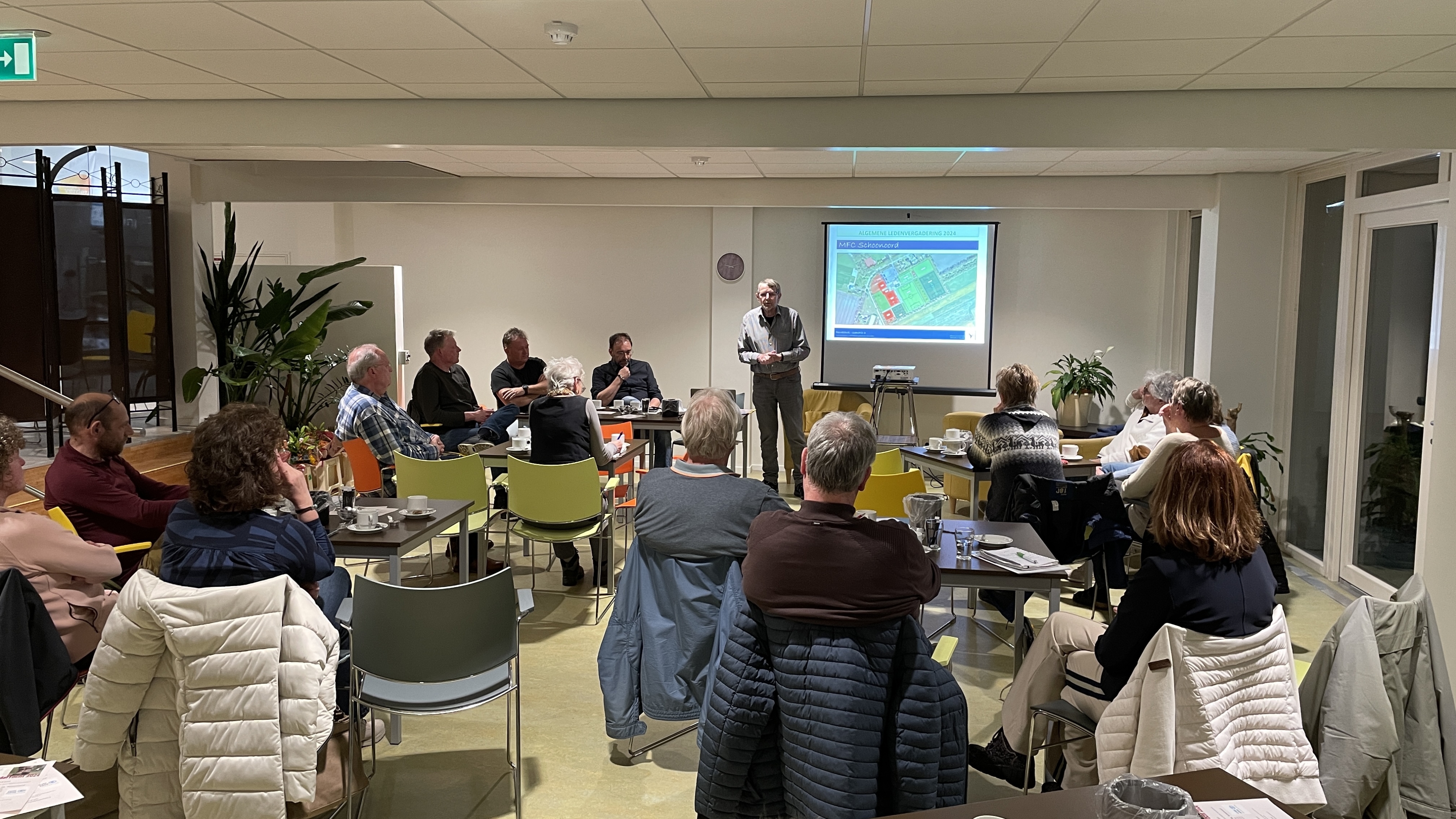 Harry Wilting toont de nieuwe schetsen voor de bouw van het MFC in Schoonoord