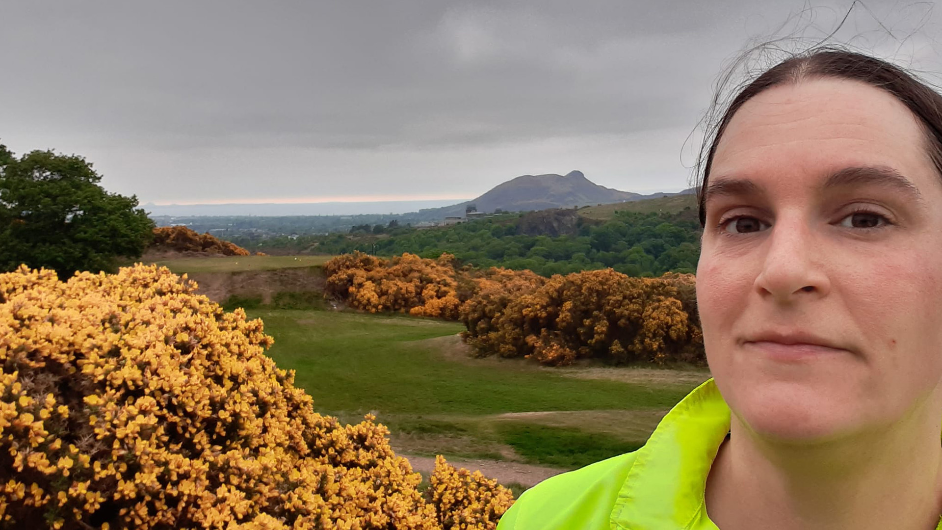 Hurddraafrûntsje troch the Braid mei bloeiende hoannespoar mei op 'e eftergrûn it astronomysk observatoarium fan de Universiteit en Arthur's Seat
