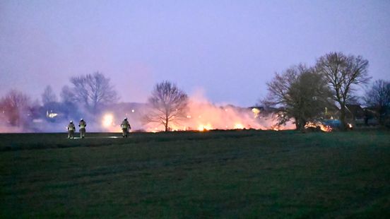 Scooterrijder gewond na botsing met auto | Brand in weiland. Scooterrijder gewond na botsing met auto | Brand in weiland.