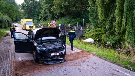Bestelbus belandt in sloot na aanrijding met auto | Verward persoon overmeesterd door politie. Bestelbus belandt in sloot na aanrijding met auto | Verward persoon overmeesterd door politie.