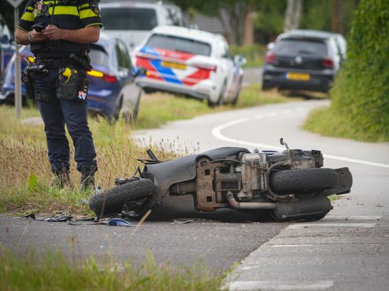 Scooterrijder in botsing met auto bij Donderen