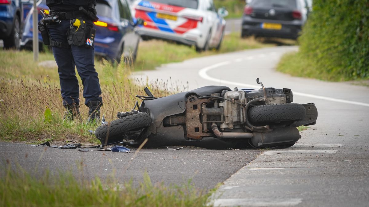Scooterrijder in botsing met auto bij Donderen