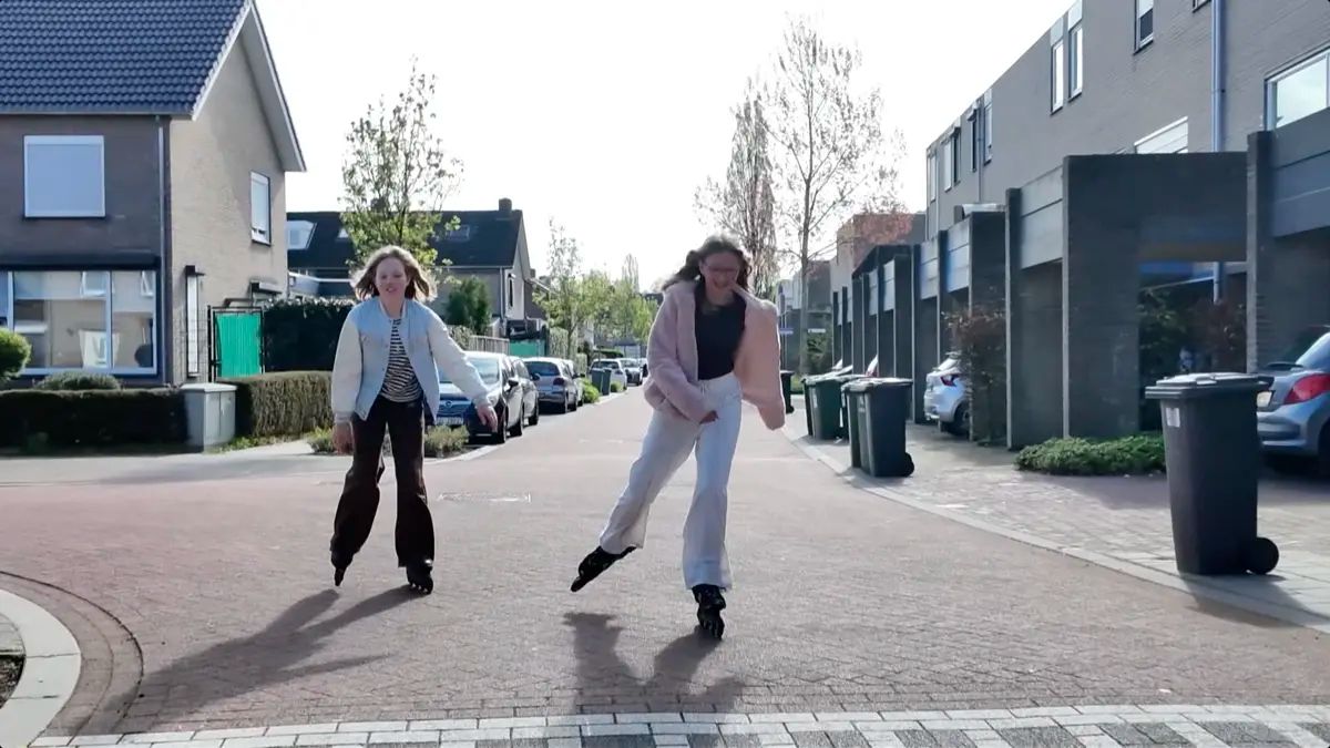 Elke schooldag op skeelers: Linn en Anne rollen 365 dagen lang naar Panningen voor het goede doel