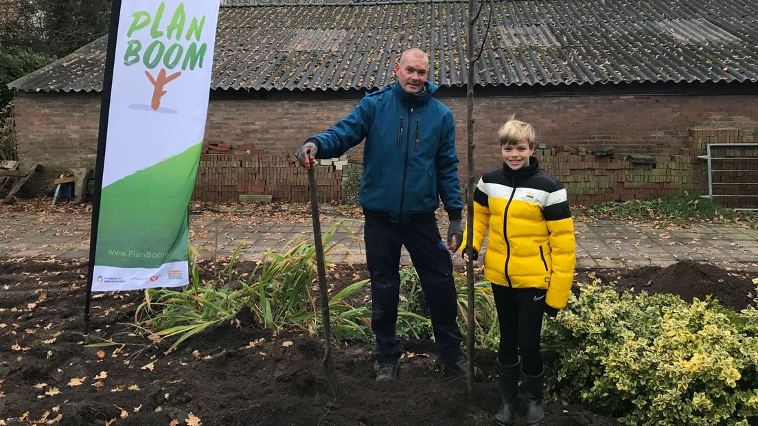 Alex Klein en zijn zoon planten nieuwe bomen in hun tuin