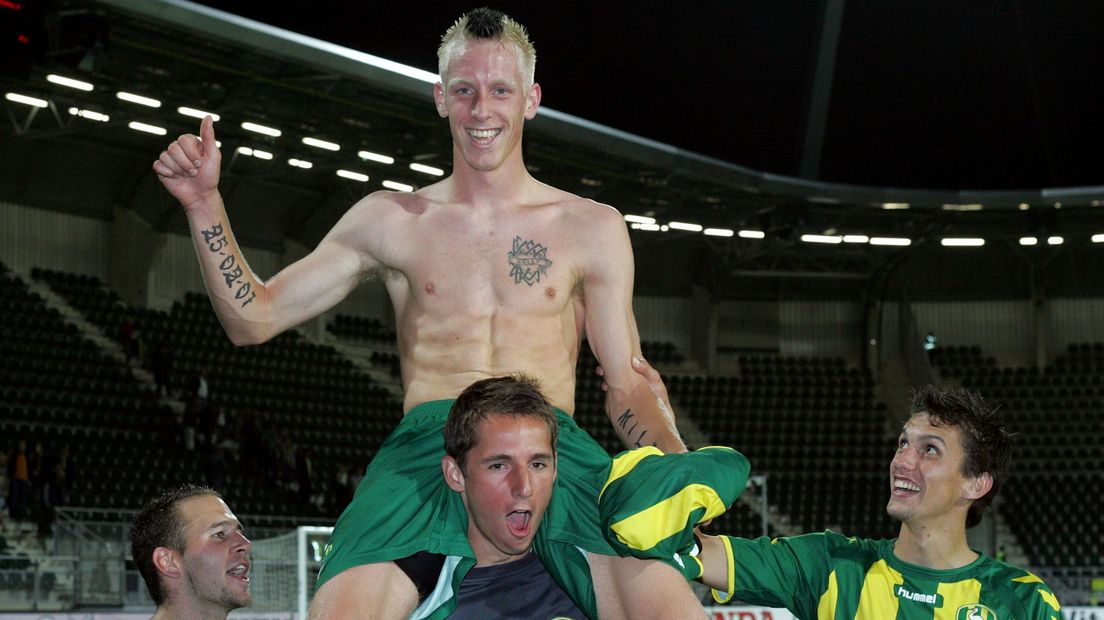 Lex Immers wordt op de schouders genomen nadat hij zijn eerste profdoelpunt heeft gescoord