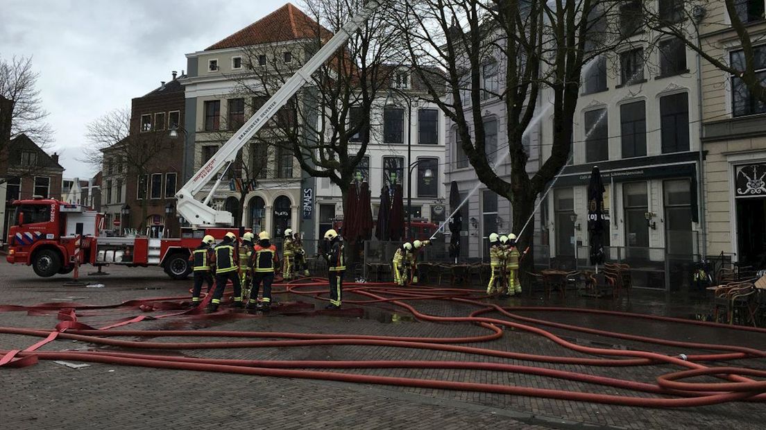 De brandweerslangen op de Brink in Deventer