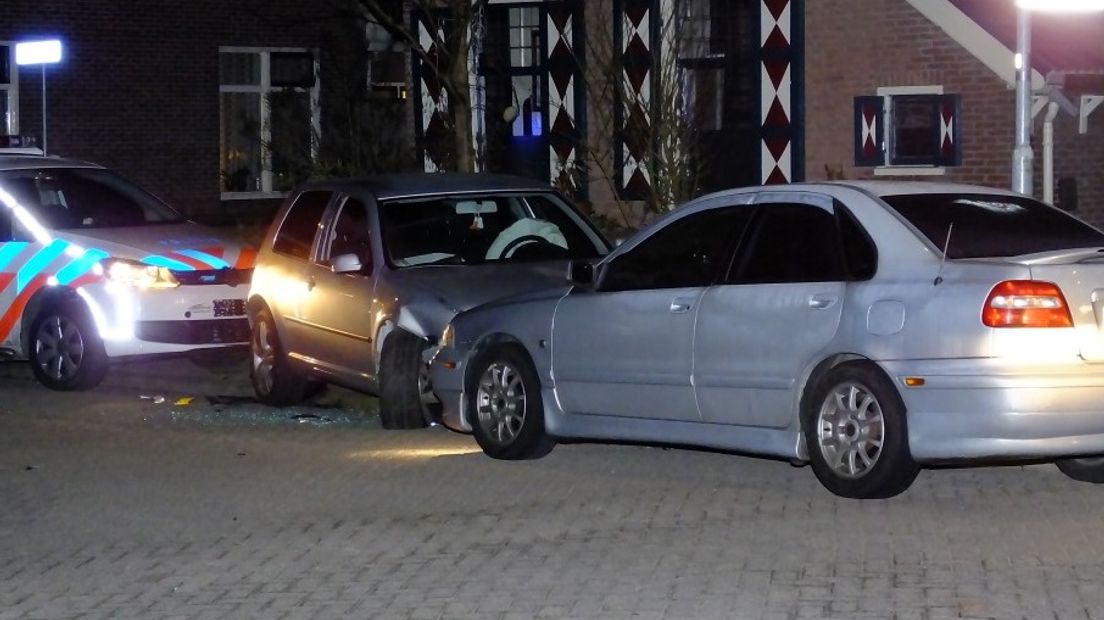Bij de actie raakten meerdere auto's beschadigd (Rechten: Moi Assen / Van Oost Media)