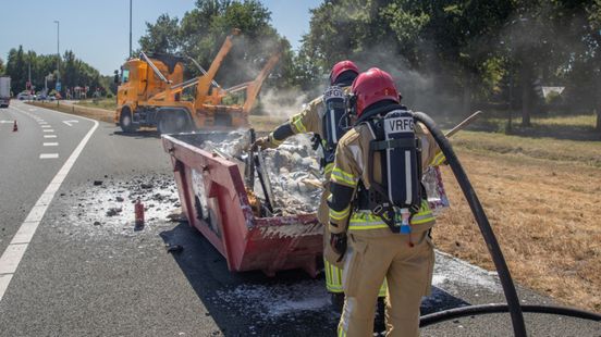 Container met bouwpuin vat vlam tijdens het rijden Home