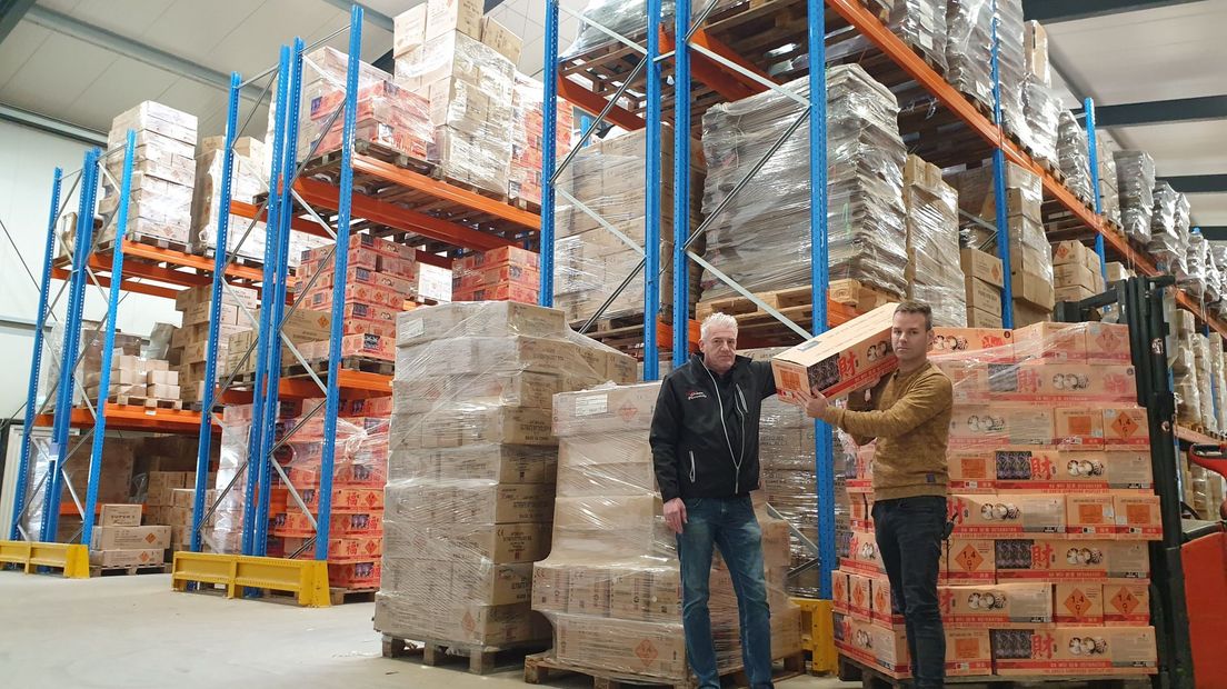 Vuurwerkhandelaren Frits Pen (l) en Ruud van den Broeke