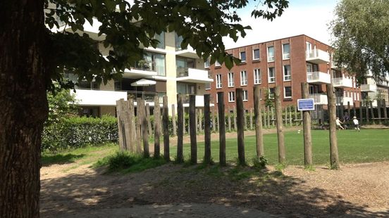Kinderen opgesloten: strijd om schoolplein eindigt in hekwerk