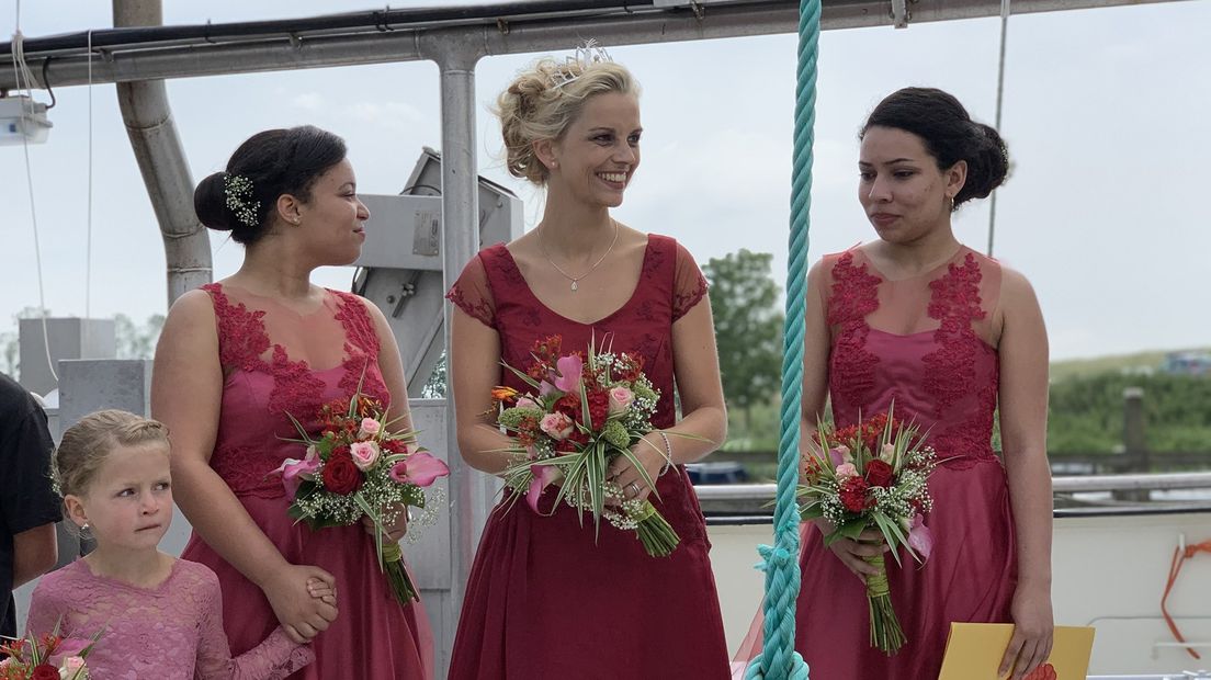 Garnalenkoningin Stephanie Muller met haar hofdames.