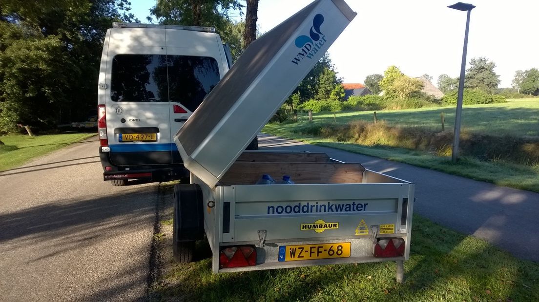 Flessen water in Ruinen (Rechten: RTV Drenthe / Frits Emmelkamp)