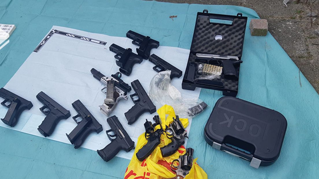 De politie heeft tientallen wapens gevonden in een schuurtje in Alphen aan den Rijn