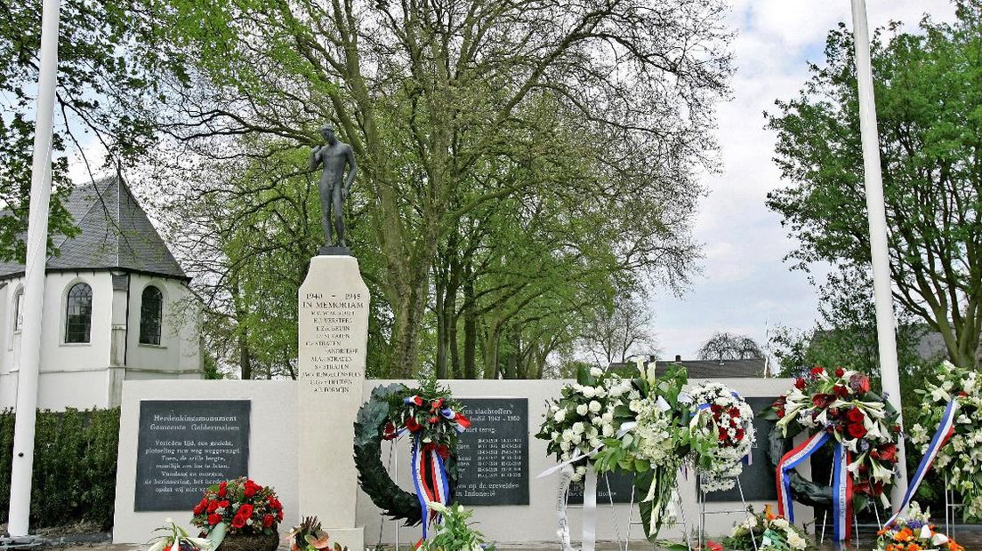 Het Herdenkingsmonument voor slachtoffers van de Tweede Wereldoorlog in Enspijk is door vandalen ernstig beschadigd. Plaquettes met namen van oorlogsslachtoffers en de muur waarop ze bevestigd zijn, zijn diep bekrast.
