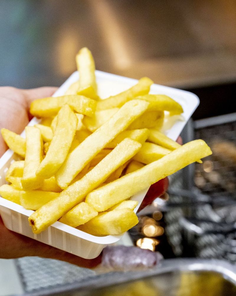 Snackbareigenaar koopt voor heel jaar plastic bakjes in 'Wist toen nog