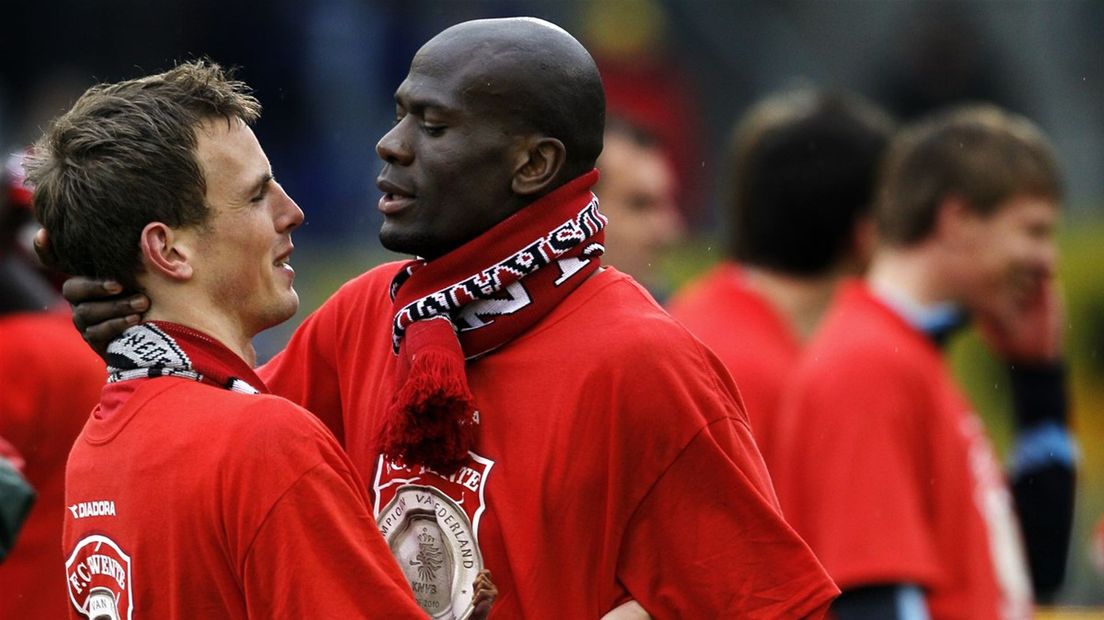 Wout Brama (l) en Blaise Nkufo