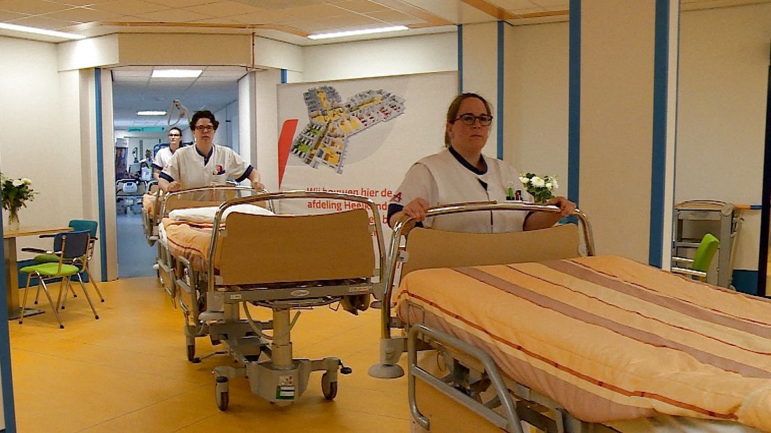 Verplegers ADRZ verhuizen verpleegbedden