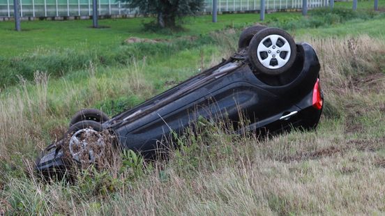 Auto slaat over de kop door botsing bij Nieuw-Amsterdam. Auto slaat over de kop door botsing bij Nieuw-Amsterdam.