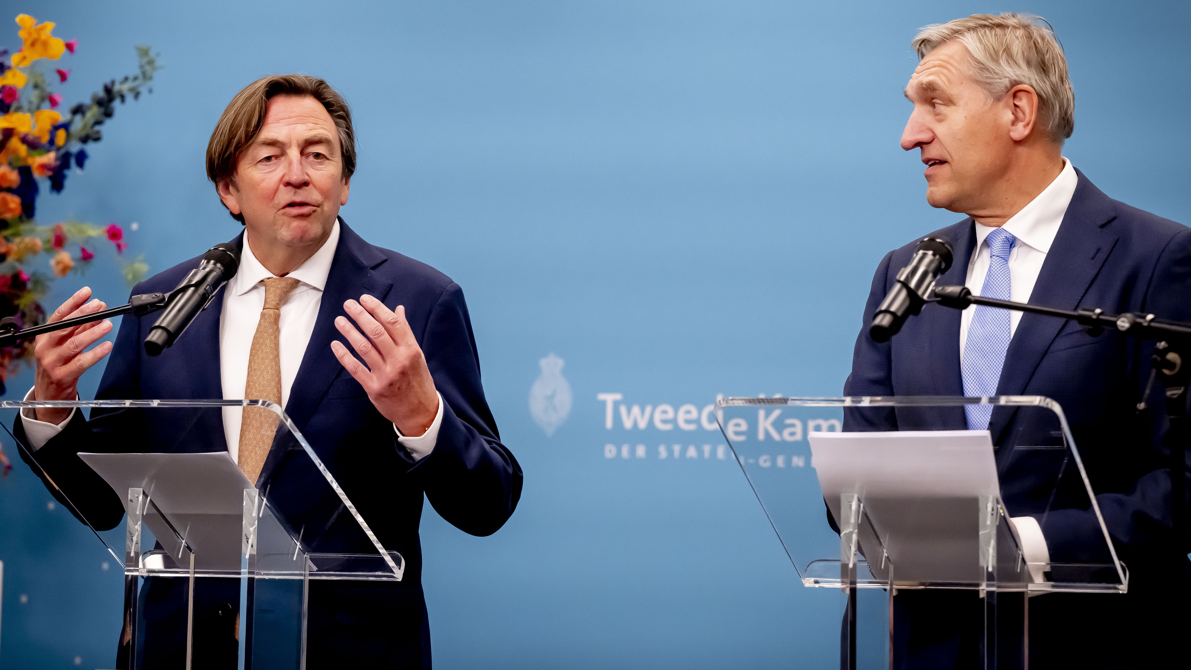 Buma (rjochts) harket nei syn kollega Hans Wijers