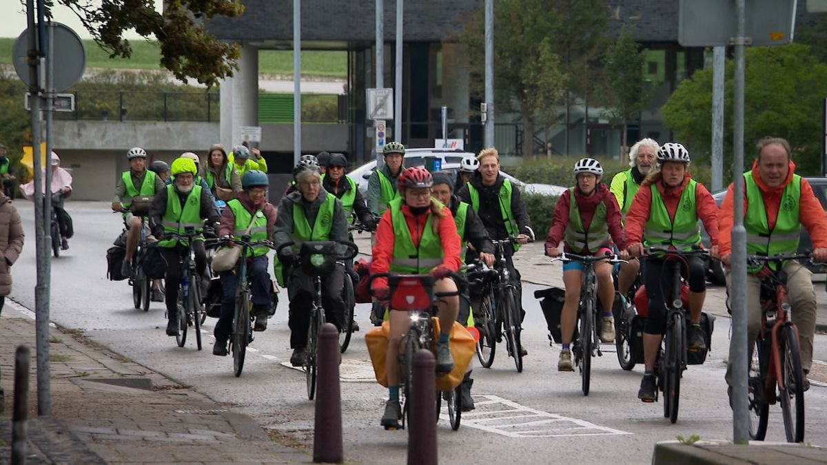 Klimaatfietsers protesteren in Terneuzen tegen kerncentrales: 'Het is nu of nooit'