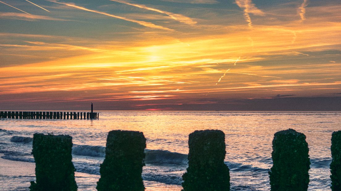 Zonsondergang achter paalhoofd bij Westkapelle