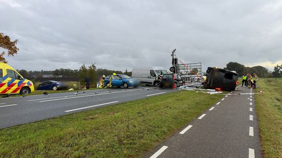 Meerdere gewonden bij ongeval met 5 voertuigen op N348. Meerdere gewonden bij ongeval met 5 voertuigen op N348.