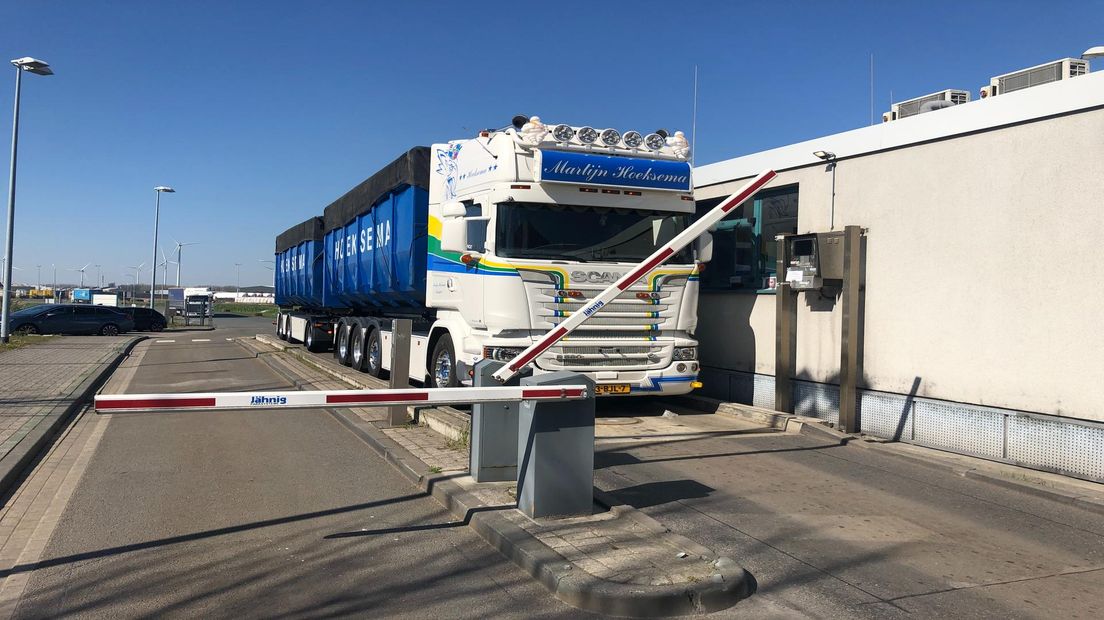 Een vrachtwagen met daarin de 4-miljoenste ton afval arriveert bij EEW Energy from Waste