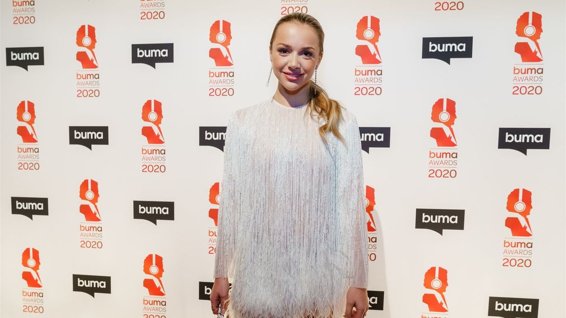 Emma Heesters op de rode loper, voorafgaand aan de uitreiking van de Buma Awards in Studio 21